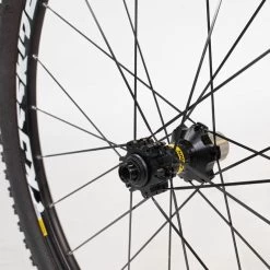 Rockrider ROUE VTT ARRIERE 27.5 DISC CROSSRIDE TUBELESS READY - MONTEE EN HUTCHINSON COBRA -Promos Vélos Boutique roue vtt arriere 275 disc crossride tubeless ready montee en hutchinson cobra 5