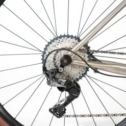 VELO GRAVEL TRIBAN GRVL 900 HOMME Cadre Titane -Promos Vélos Boutique velo gravel triban grvl 900 homme cadre titane 2