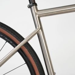 VELO GRAVEL TRIBAN GRVL 900 HOMME Cadre Titane -Promos Vélos Boutique velo gravel triban grvl 900 homme cadre titane 6