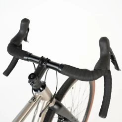 VELO GRAVEL TRIBAN GRVL 900 HOMME Cadre Titane -Promos Vélos Boutique velo gravel triban grvl 900 homme cadre titane 9